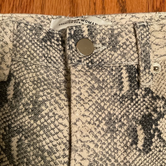 Zara Women Premium Denim Collection Jeans, Grey Snake Print, 5-Pocket, Sz 4 - Picture 5 of 15